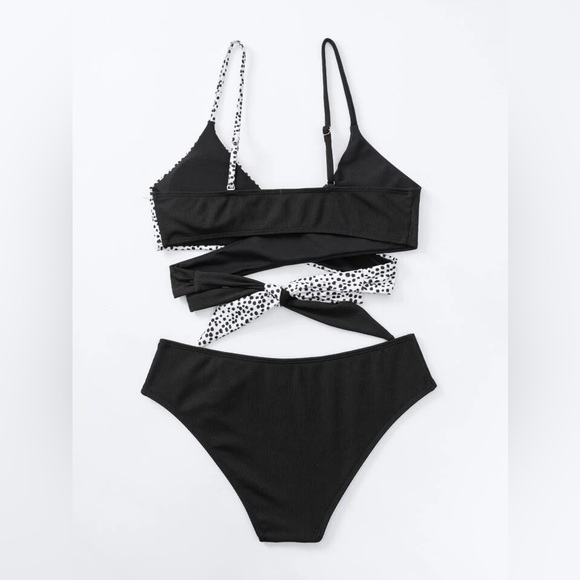 Black and White Bikini - Picture 4 of 5